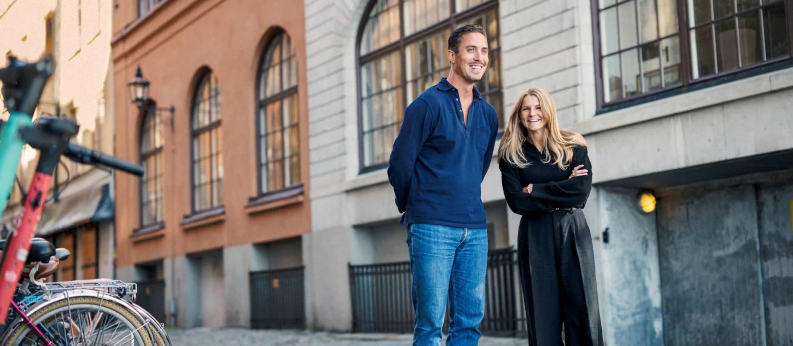 Two colleagues standing in front of a Kinnevik office building